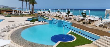 Alberca al aire libre por temporada y sombrillas en la alberca