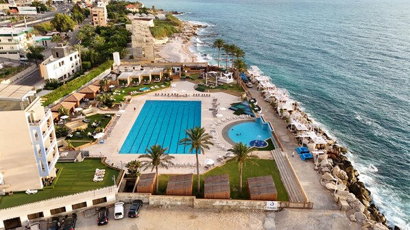 Piscine extérieure (ouverte en saison), parasols de plage