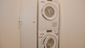 Amenidades de baño gratuitas, secadora de cabello, toallas