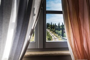 高級寢具、書桌、免費嬰兒床、摺床/加床 (收費)