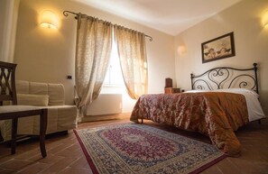 Habitación cuádruple | Ropa de cama de alta calidad, escritorio, cunas gratuitas