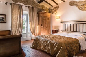 高級寢具、書桌、免費嬰兒床、摺床/加床 (收費)