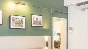 Rom – deluxe, 1 soverom | Sengetøy av topp kvalitet, dundyner, blendingsgardiner og lydisolert
