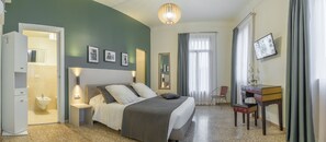Deluxe Room, 1 Bedroom, Canal View | Peralatan tempat tidur premium, gebar bulu kapas 