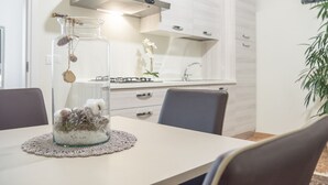 Rom – deluxe, 1 soverom, kanalutsikt | Spiseområde på rommet