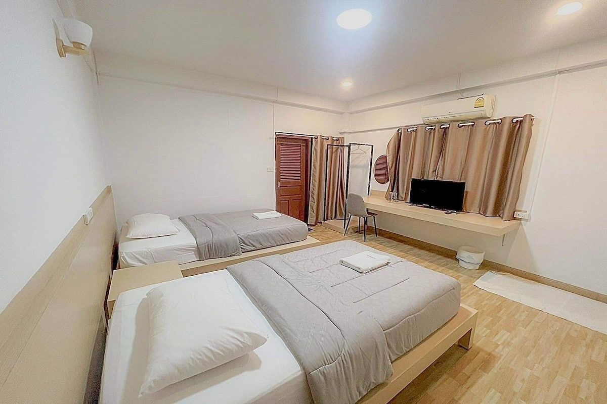 Twin Room, Shared Bathroom | Free WiFi, bed sheets