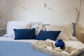 Deluxe kamer, 1 tweepersoonsbed, uitzicht op tuin, aan tuin | Luxe beddengoed, donsdekens, een minibar, een bureau
