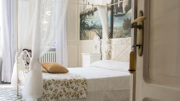Suite romántica, 1 cama Queen size | Ropa de cama de alta calidad, edredón, minibar y escritorio