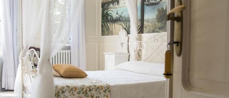 Suite Romantica, 1 letto queen | Biancheria da letto di alta qualità, copriletto in piuma, minibar