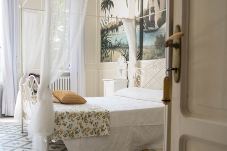 SuĆte romĆ¢ntica, 1 cama Queen | Roupas de cama premium, edredons de pluma, frigobar, escrivaninha