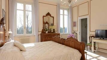 Camera Deluxe, 1 letto matrimoniale, vista giardino, lato giardino | Biancheria da letto di alta qualità, copriletto in piuma, minibar