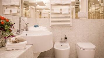 Un bagno moderno con lavandino ampio, bidet e water.