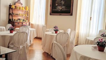 Tägliches inbegriffenes kontinentales Frühstück
