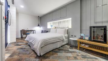 Deluxe Double Room, Bathtub | Blackout drapes, soundproofing, free WiFi, bed sheets