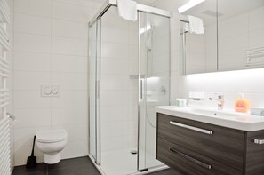 Bathtub dan shower terpisah dan perlengkapan mandi gratis