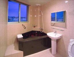 時尚雙人房 | 浴室 | 淋浴/浴缸二合一、免費盥洗用品、吹風機、拖鞋