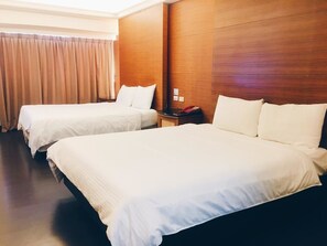 Desk, rollaway beds, free WiFi, bed sheets - Hua Tai Hotel (Hsinchu)