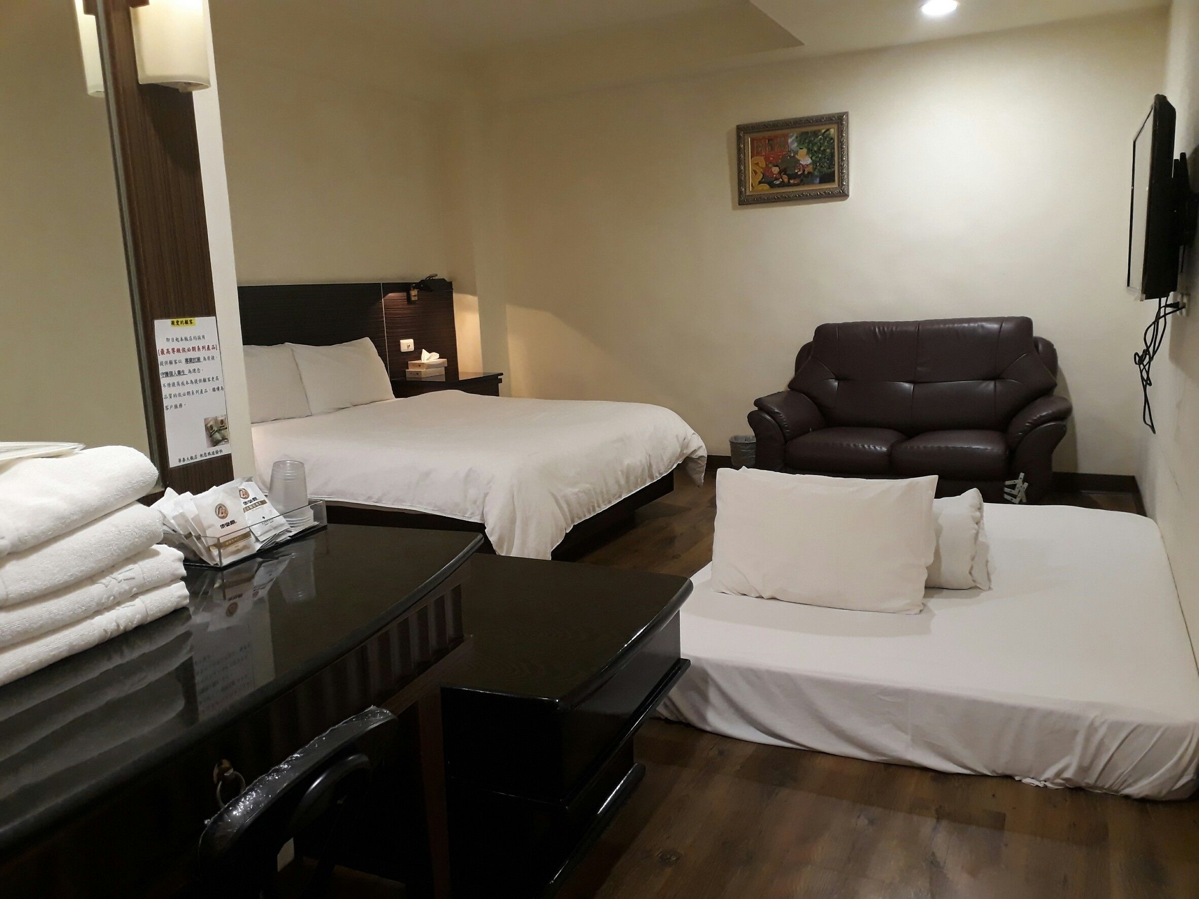 city twin room | desk, rollaway beds, free wifi, bed sheets