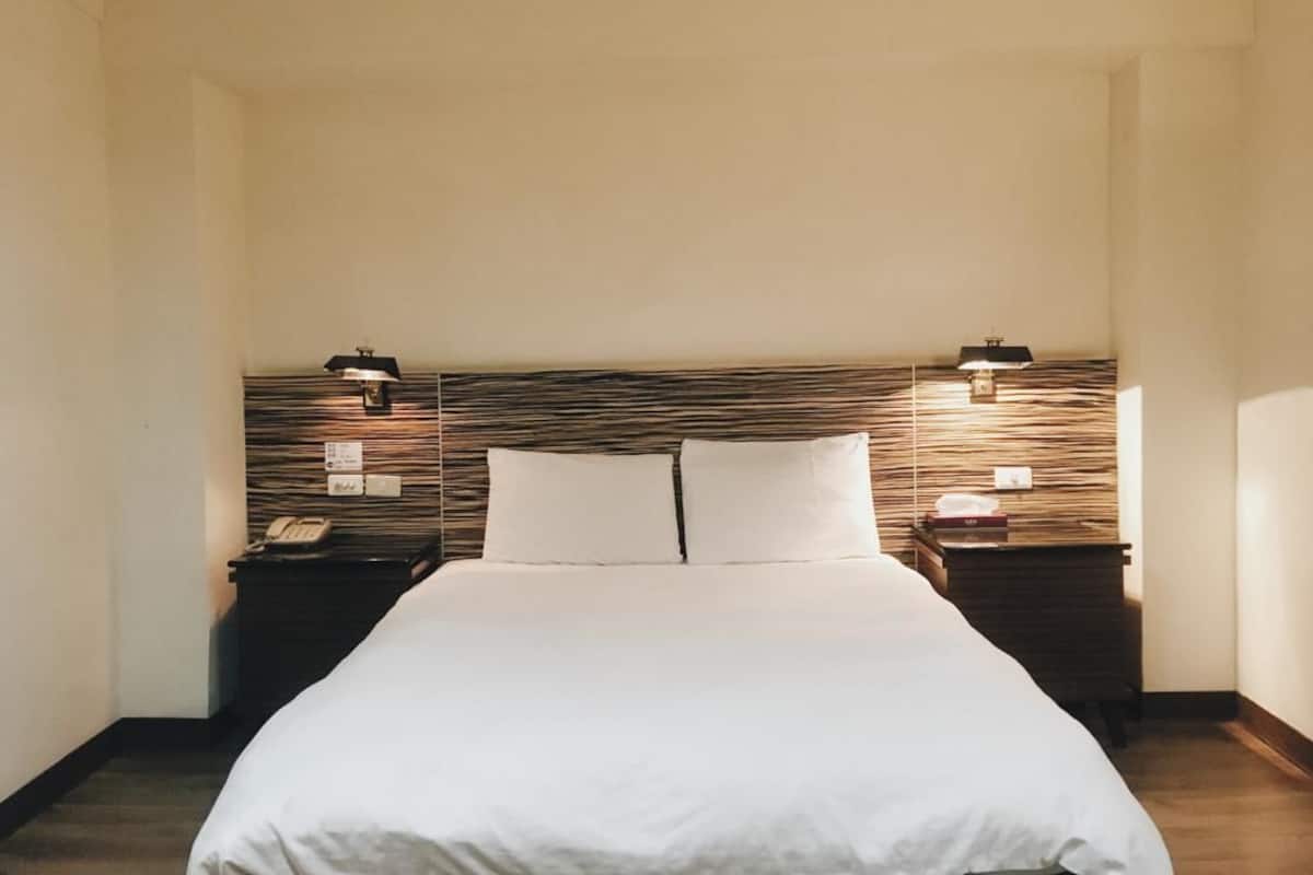 Een bureau, extra bedden, gratis wifi, beddengoed
