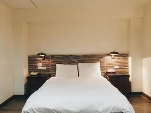 Desk, rollaway beds, free WiFi, bed sheets - Hua Tai Hotel (Hsinchu)