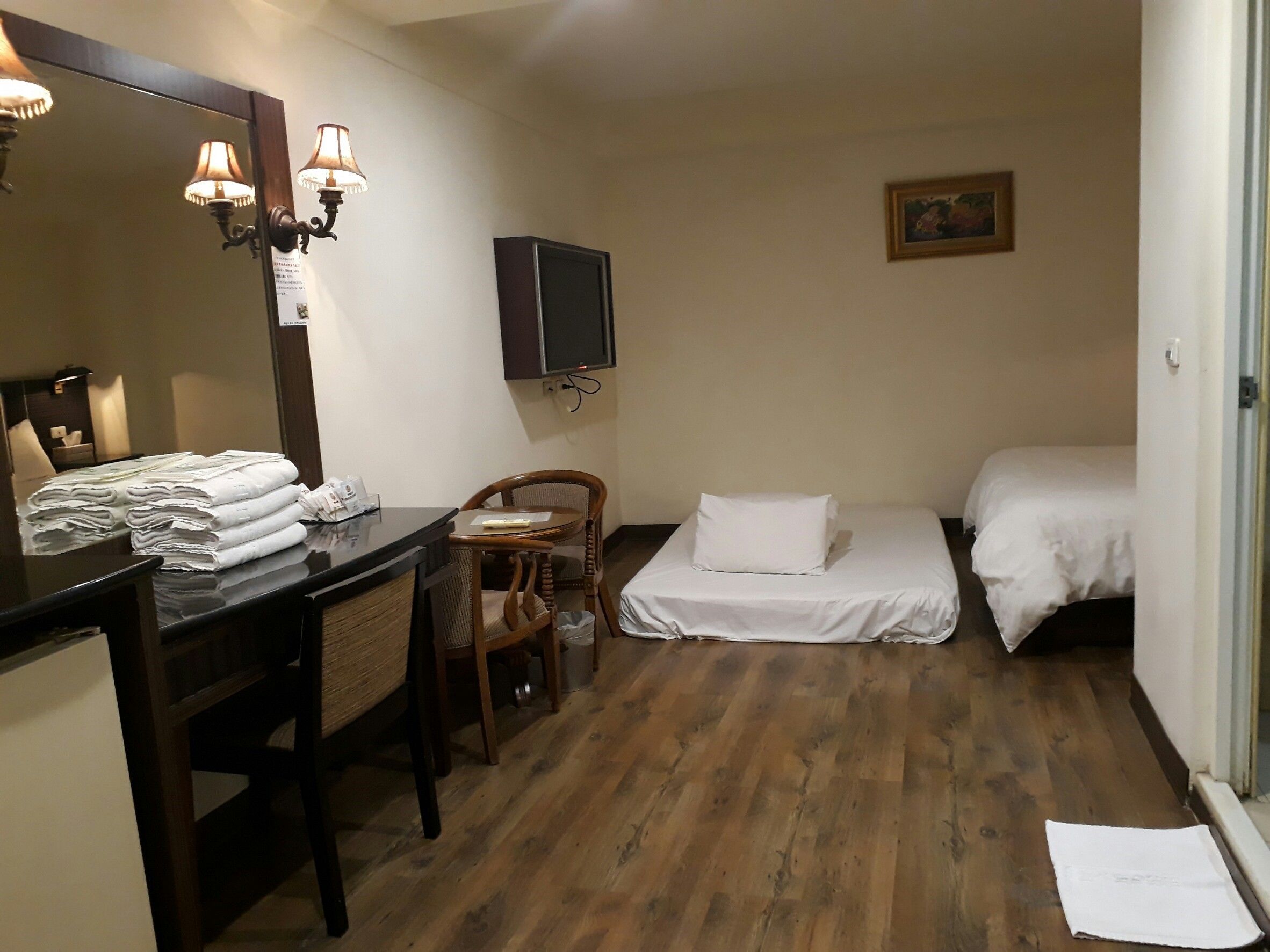 city twin room | desk, rollaway beds, free wifi, bed sheets