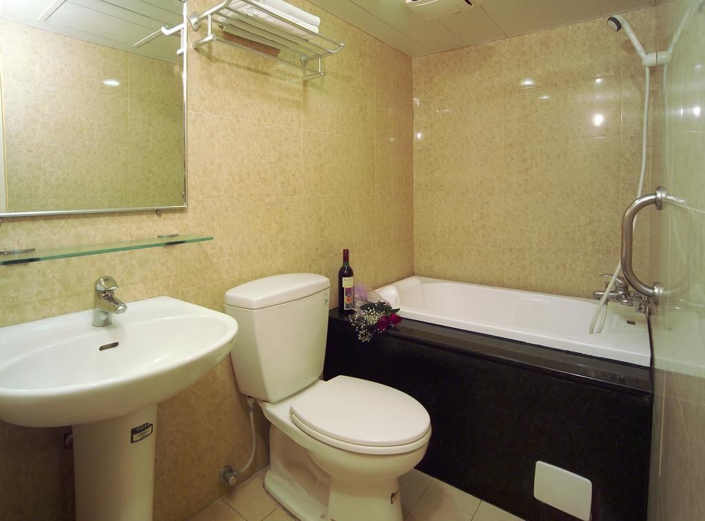 combined shower/bathtub, free toiletries, hair dryer, slippers