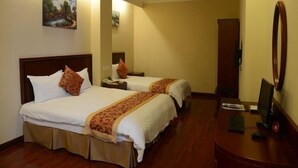 A hotel room with two beds, a desk with a computer, and a mirror. - GreenTree Inn Huangshan Tunxi Old Street Hotel (Huangshan)