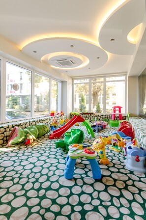Zona de juegos infantil cubierta
