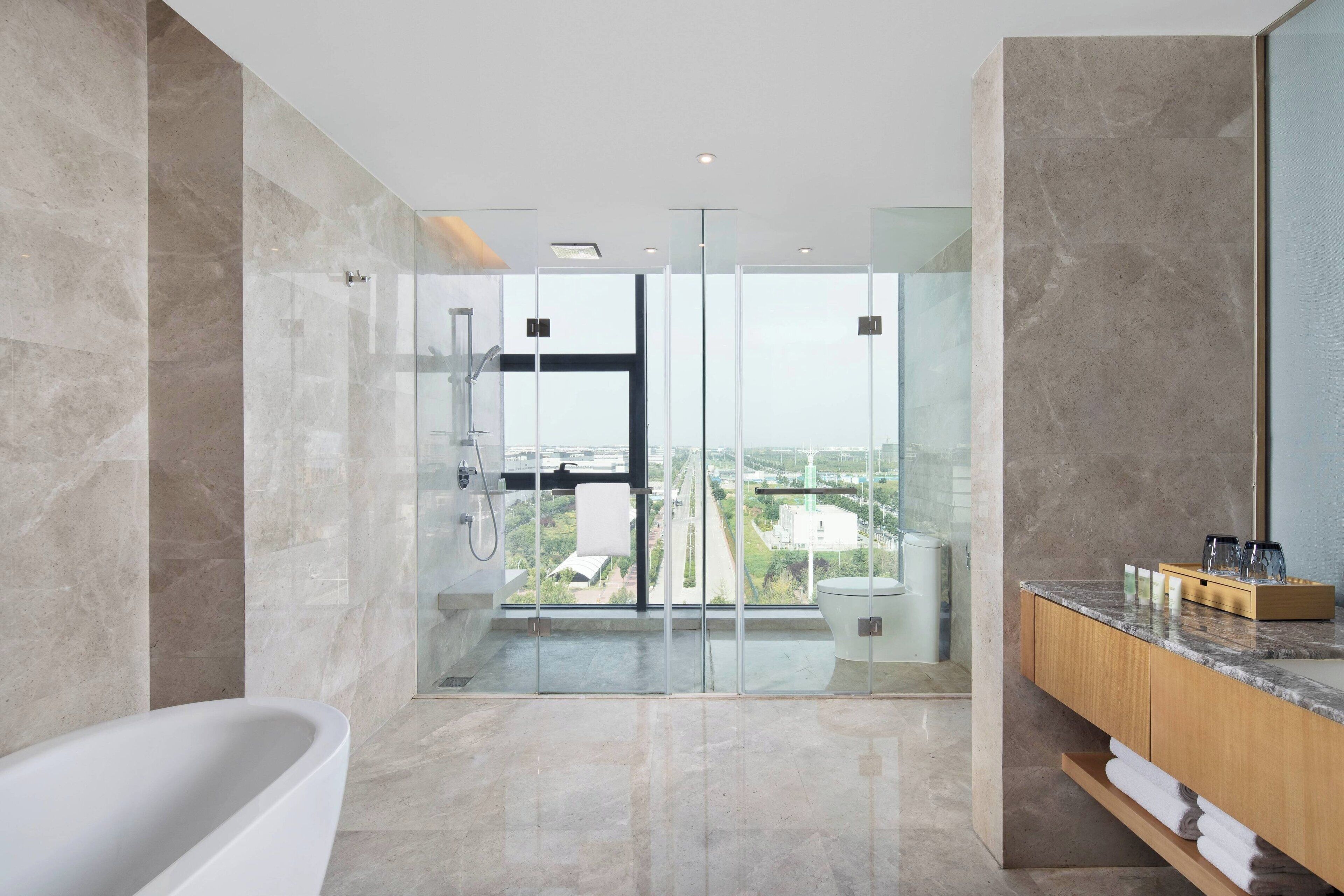 エグゼクティブ スイート 1 ベッドルーム | バスルーム | バスアメニティ (無料)、ヘアドライヤー、バスローブ、スリッパ