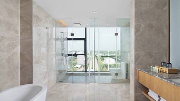 Suite ejecutiva, 1 habitación | Baño | Artículos de higiene personal gratuitos, secador de pelo y albornoces