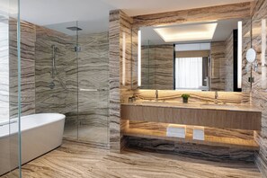 Amenidades de baño gratuitas, secadora de cabello, batas, pantuflas 