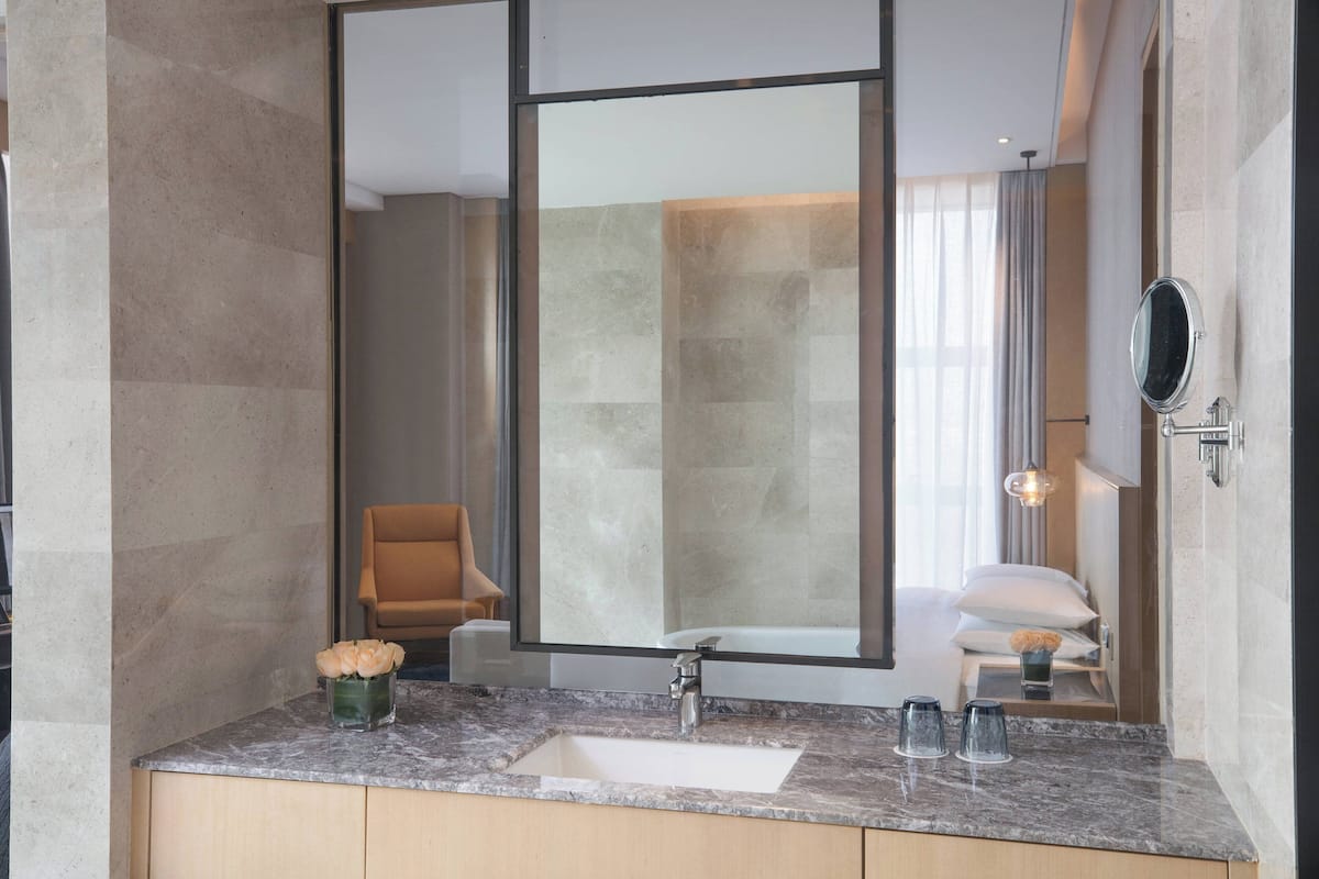 executive suite, 1 bedroom | bathroom | free toiletries, hair dryer, bathrobes, slippers