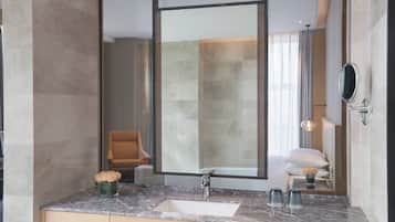 Suite Exécutive, 1 chambre | Salle de bain | Articles de toilette gratuits, sÚche-cheveux, peignoirs, chaussons