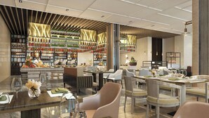 Een modern restaurant met een centrale bar, meerdere eettafels en diverse presentaties van eten en drinken.