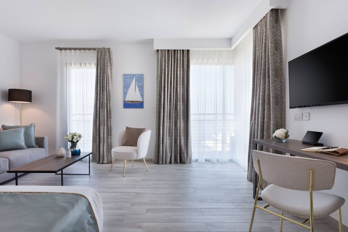 Sunny's Suite with Sea View | 意大利 Frette 床单、高档床上用品、加厚床垫、迷你吧