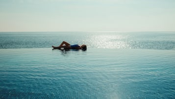 Una piscina techada, una piscina al aire libre, camas de piscina gratis