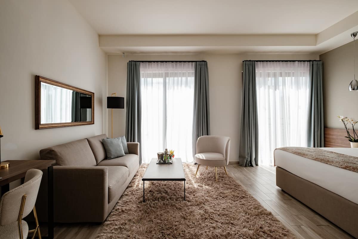 premium suite, sea view | frette italian sheets, premium bedding, pillow-top beds, minibar