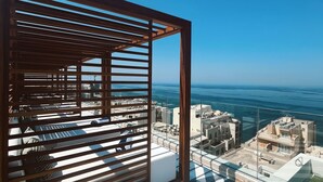 A balcony with a view of the city and the sea. - 1926 Le Soleil Hotel & SPA (Sliema)