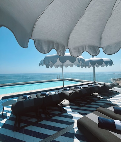 Una piscina techada, una piscina al aire libre, camas de piscina gratis