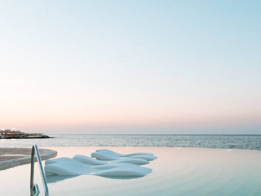 Een binnenzwembad, een buitenzwembad, gratis zwembadcabana's