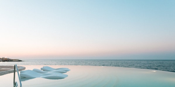 Alberca techada, alberca al aire libre y camas balinesas gratuitas