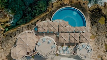 Piscina coperta, piscina all'aperto, cabine incluse nel prezzo