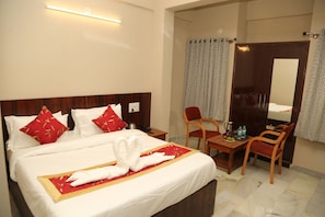 Standard Double or Twin Room | Memory foam beds, desk, laptop workspace, soundproofing