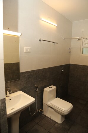 Habitación estándar con 1 cama doble o 2 individuales | Baño | Ducha, artículos de higiene personal gratuitos, toallas y jabón