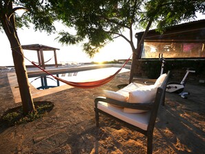 Outdoor pool, pool umbrellas, pool loungers - TGI Dammusi Preziosi (Pantelleria)