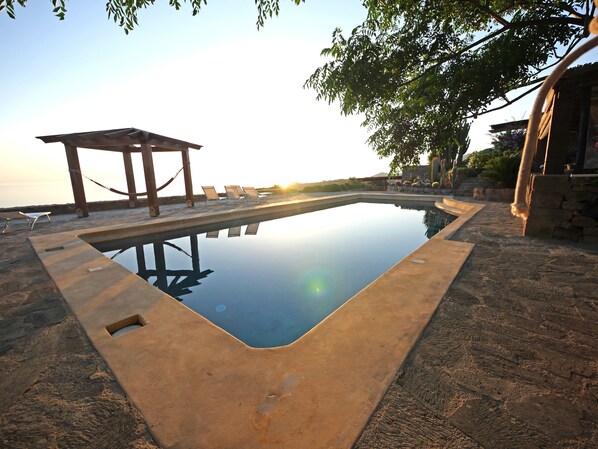 Piscine extérieure, parasols de plage, chaises longues