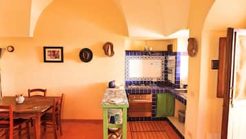 Departamento, 1 habitación (Dammuso Rosso) | Cocineta privada | Refrigerador con congelador, horno y parrilla de estufa