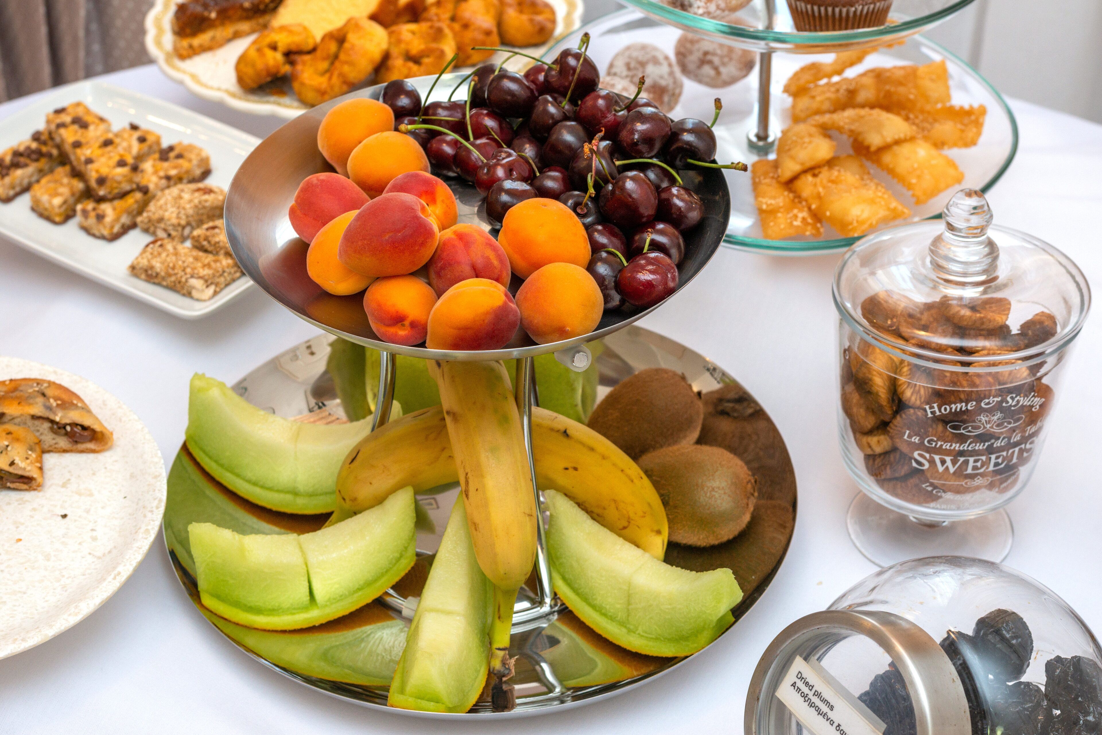 Une variété de fruits et de desserts sont disposés sur une table.