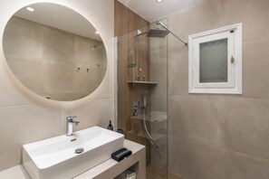 Douche, articles de toilette gratuits, sèche-cheveux, chaussons