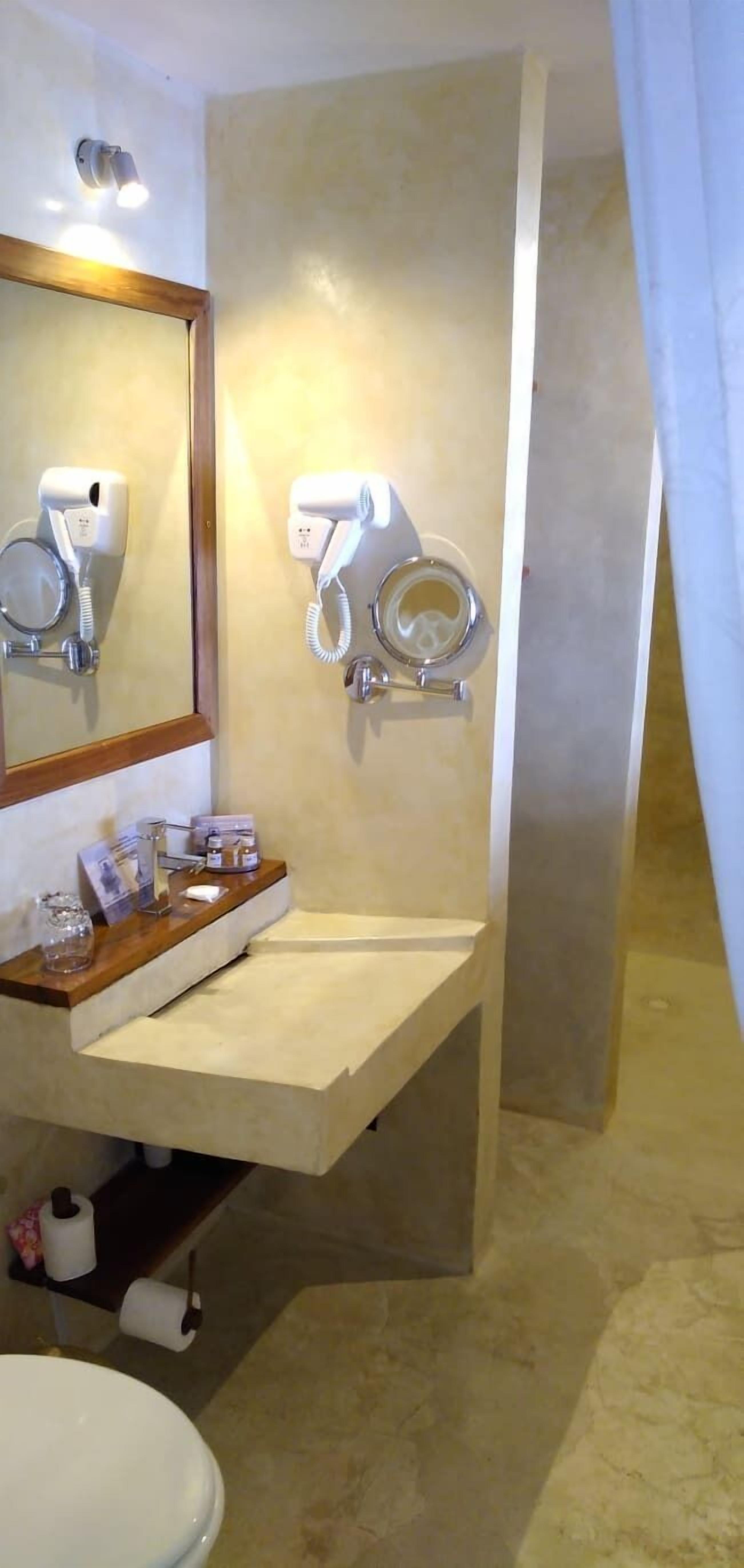 Ducha, artículos de tocador gratuitos, secador de pelo, batas